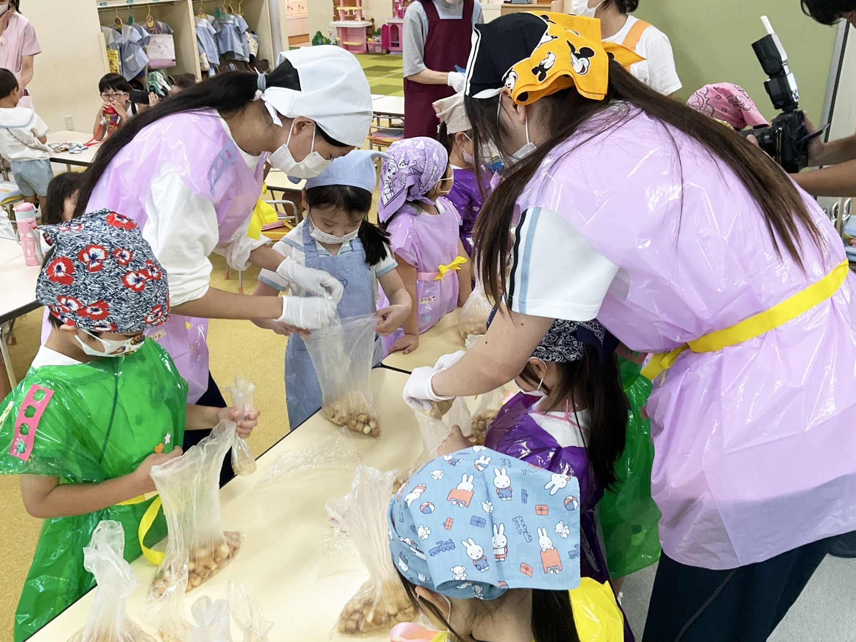 高校生と園児の笑顔がつながる」 ～幼稚園ボランティア活動～ | TOPICS